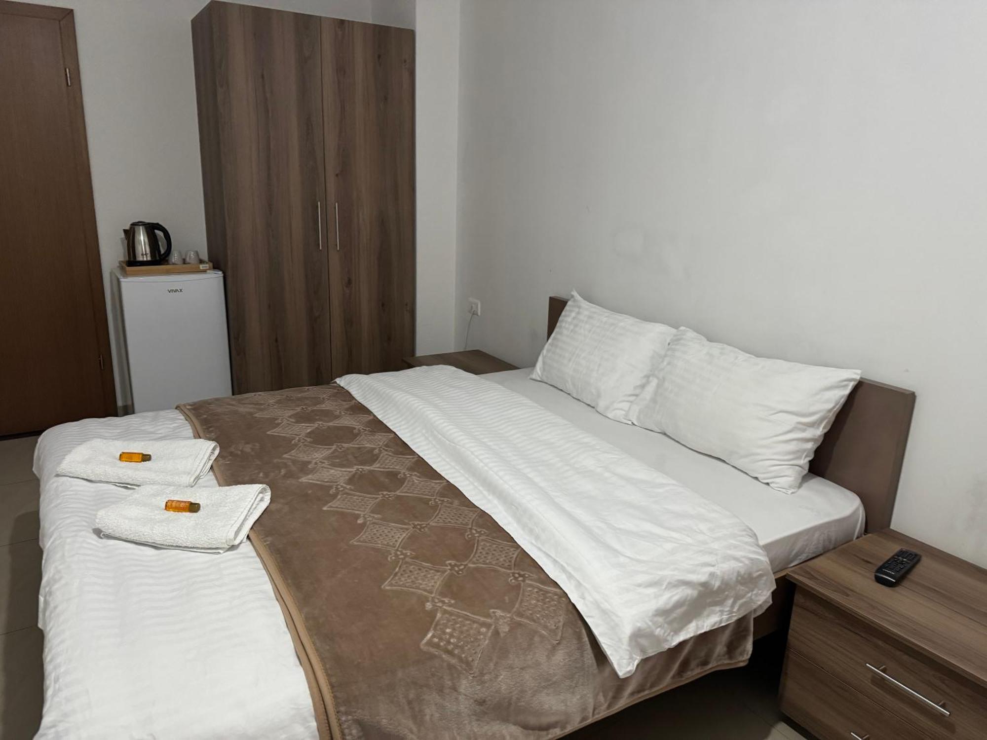 Hotel Majestic Struga Esterno foto