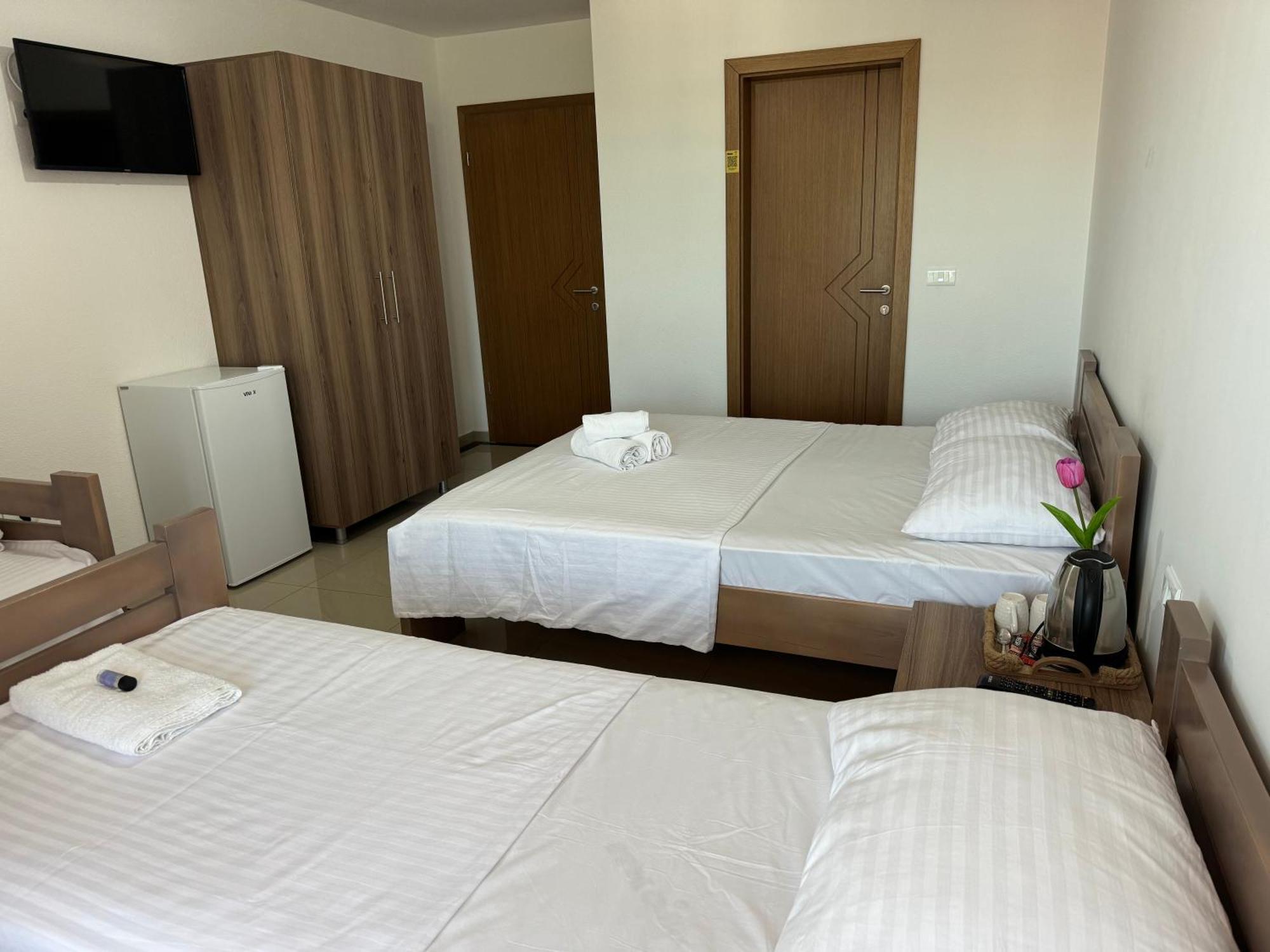 Hotel Majestic Struga Esterno foto