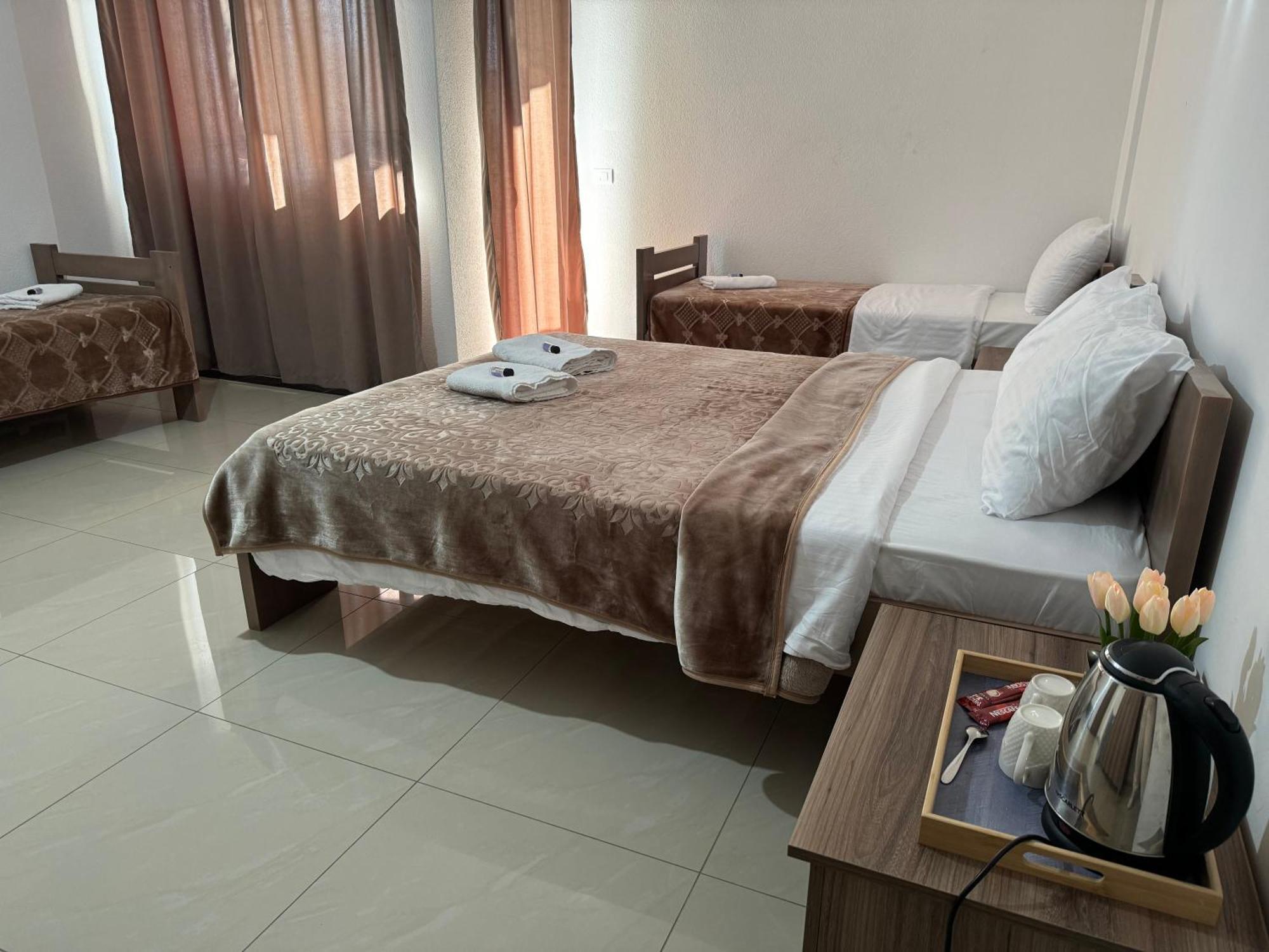 Hotel Majestic Struga Esterno foto