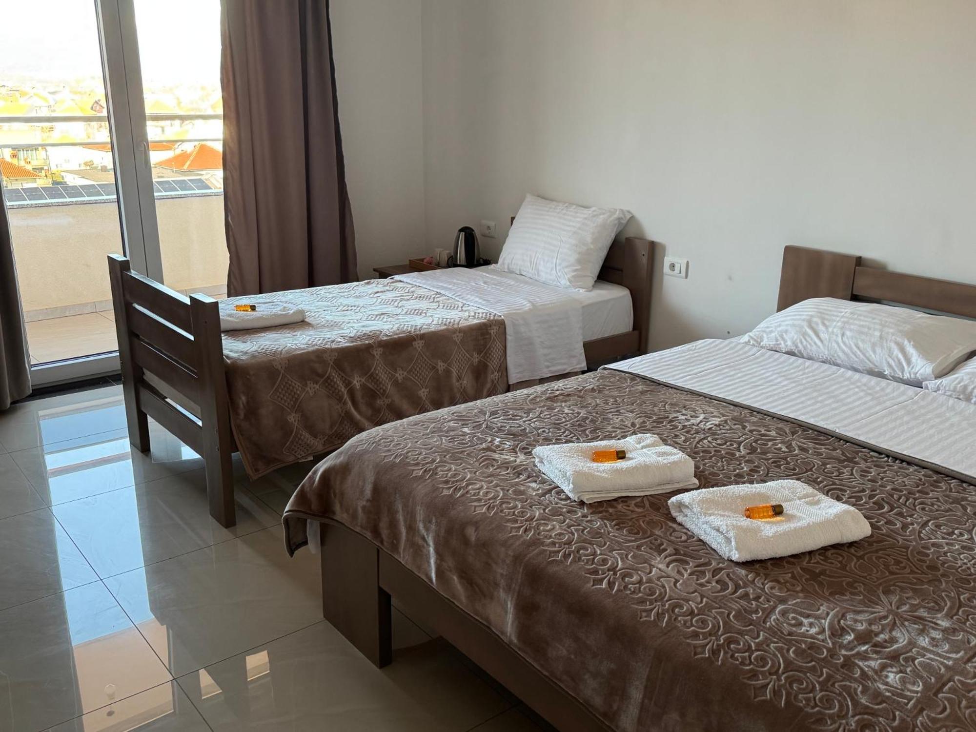 Hotel Majestic Struga Esterno foto