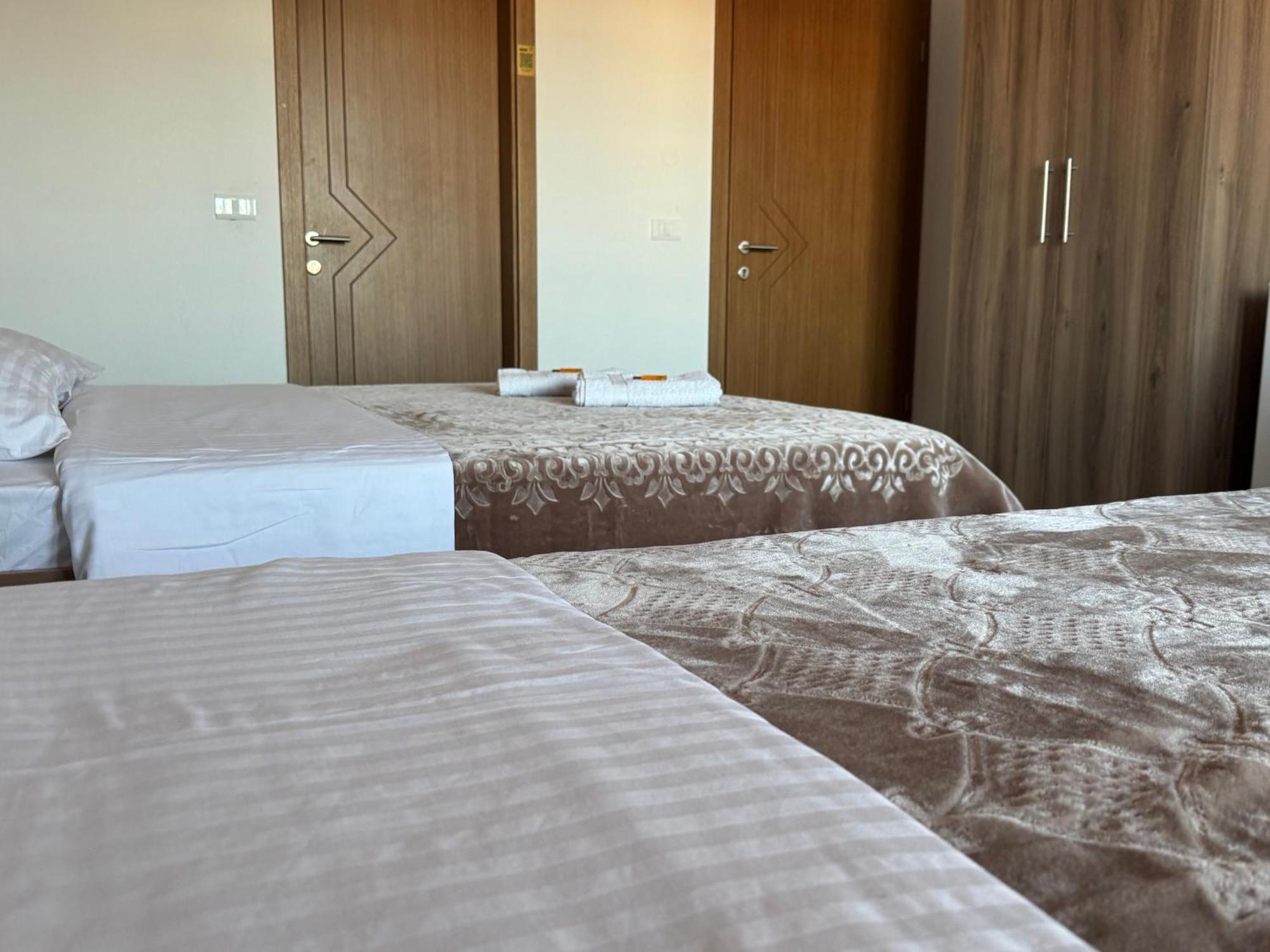 Hotel Majestic Struga Esterno foto