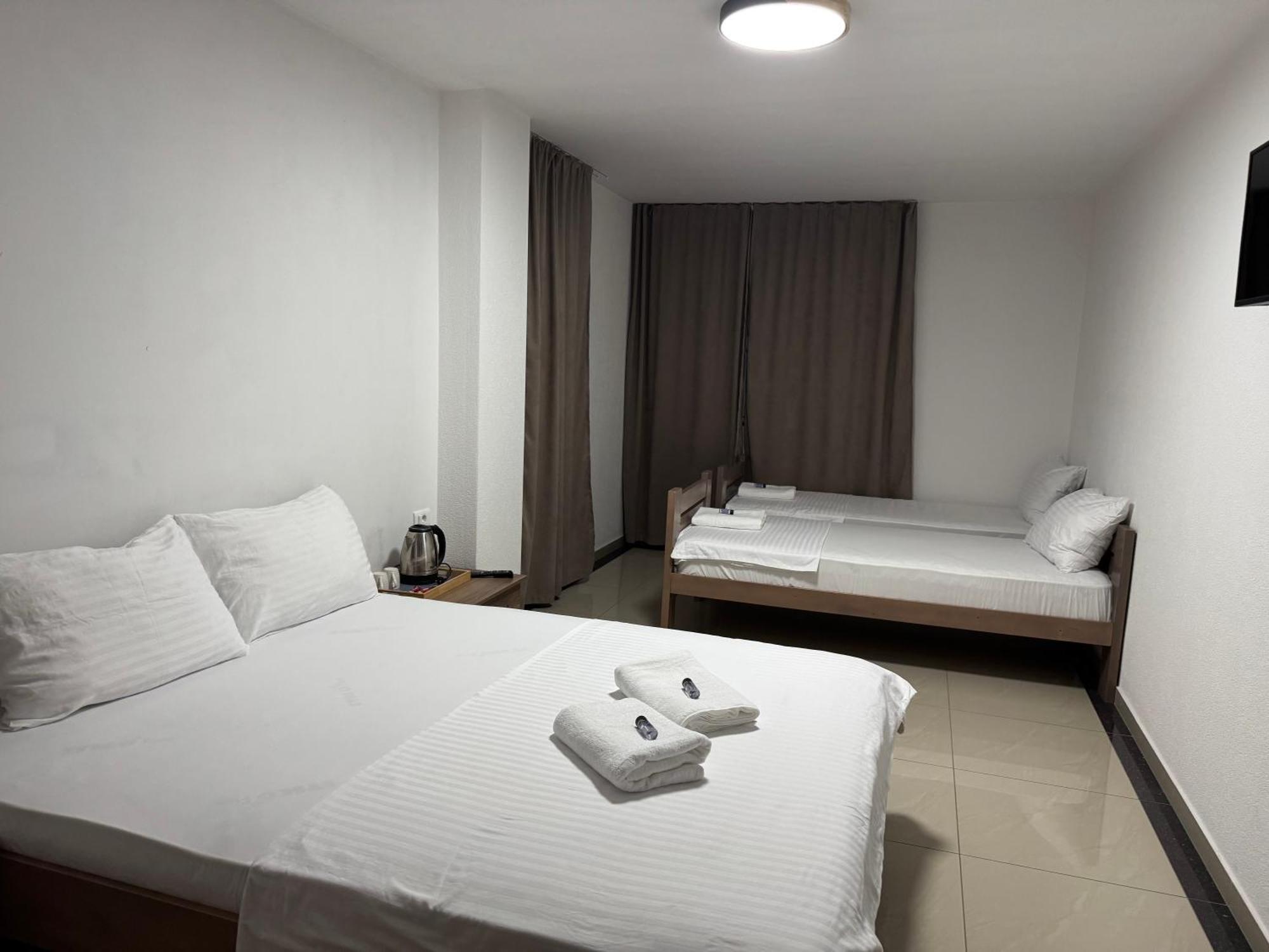 Hotel Majestic Struga Esterno foto