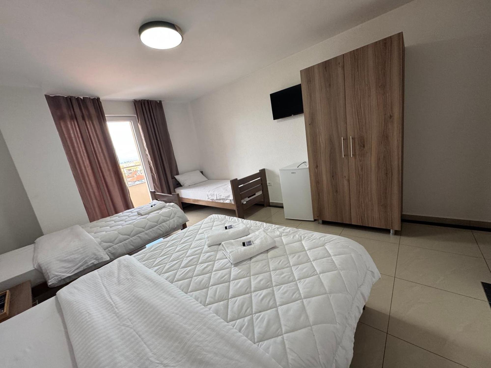 Hotel Majestic Struga Esterno foto